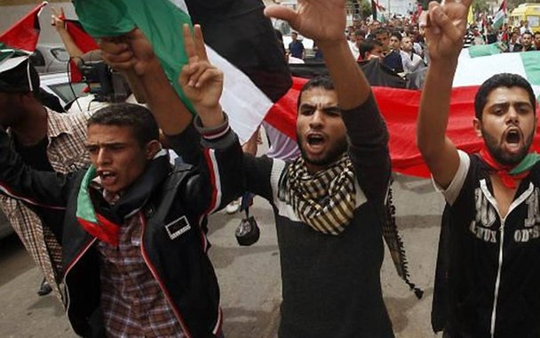 As facções palestinas rivais Hamas e Fatah fecharam um acordo de reconciliação política, depois que o grupo militante Hamas aceitou entregar o controle administrativo da Faixa de Gaza, que estava sob seu domínio há mais de uma década; o líder do Hamas, Ismail Haniyeh, anunciou o acordo mediado pelo Egito por meio de um comunicado sem muitos detalhes sobre o pacto, que prevê englobar assuntos administrativos, de segurança e de fronteira na Faixa de Gaza