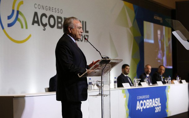 
Depois de quebrar o País com sua depressão econômica e com a compra de deputados para escapar de uma denúncia de corrupção, Michel Temer avalia que nem o próximo governo eleito conseguirá estancar o desastre que ele produziu; "A previsão que fizemos é que vai levar tempo para zerar o déficit público. Quando falamos em 179 bilhões (de reais), 159 bilhões, estamos fazendo um déficit assustador. Não se resolve de um dia para o outro, vai se resolvendo ao longo do tempo", disse Temer; "Queira Deus que possamos fazê-lo em cinco anos, seis anos, sete anos. Não vamos ter a ilusão de que em pouquíssimo tempo, em dois, três anos vamos resolver esse assunto", acrescentou
