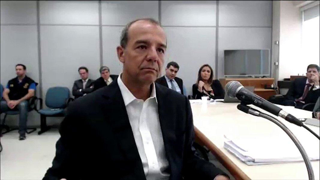 O ex-governador do Rio de Janeiro, Sérgio Cabral (PMDB), foi condenado pelo juiz Marcelo Bretas a 45 anos e dois meses de prisão por corrupção passiva, lavagem de dinheiro e liderar organização criminosa. Esta é a maior pena já aplicada em processos decorrentes da Operação Lava Jato; segundo a denúncia, que faz parte da Operação Calicute - um desdobramento da Lava Jato -, o esquema de Cabral desviava verbas do contratos do governo do Rio com empreiteiras; além do ex-governador, o juiz também condenou outras 11 pessoas por participação no esquema. A esposa de Cabral, Adriana Ancelmo, foi sentenciada a 18 anos e 3 meses de prisão