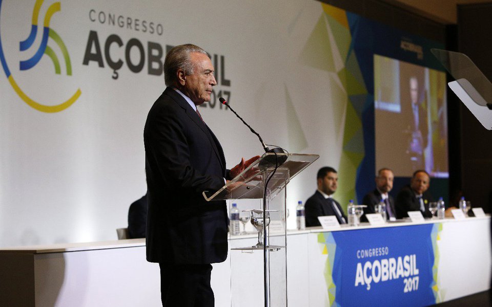 
Depois de quebrar o País com sua depressão econômica e com a compra de deputados para escapar de uma denúncia de corrupção, Michel Temer avalia que nem o próximo governo eleito conseguirá estancar o desastre que ele produziu; "A previsão que fizemos é que vai levar tempo para zerar o déficit público. Quando falamos em 179 bilhões (de reais), 159 bilhões, estamos fazendo um déficit assustador. Não se resolve de um dia para o outro, vai se resolvendo ao longo do tempo", disse Temer; "Queira Deus que possamos fazê-lo em cinco anos, seis anos, sete anos. Não vamos ter a ilusão de que em pouquíssimo tempo, em dois, três anos vamos resolver esse assunto", acrescentou
