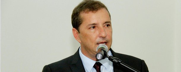 Ao fim de um ano o prefeito tucano Hildon Chaves sequer conseguiu montar uma equipe para “cuidar da cidade” como prometeu tão romanticamente em versos aos eleitores. 11 secretários já despencaram e há perspectiva de que mais um não resista até o fim deste mês.