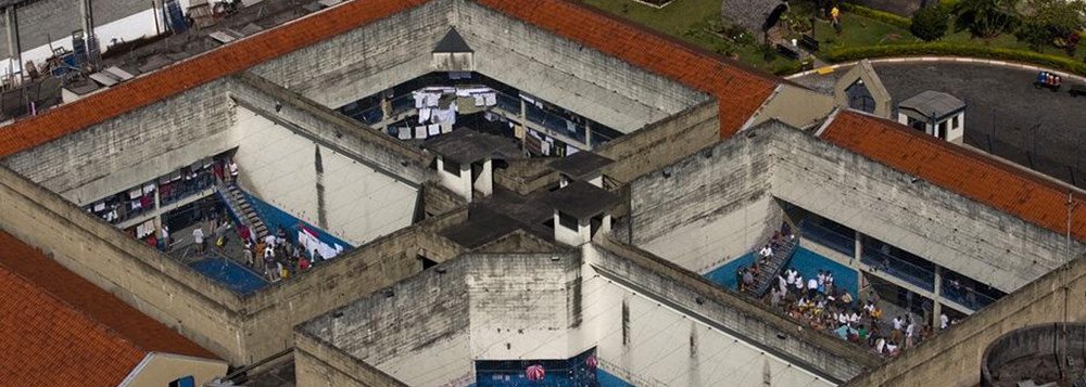 Revista íntima em familiares de presidiários é contestada por especialistas