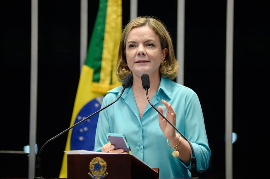 A senadora Gleisi Hoffmann (PT-PR) criticou o anúncio feito pelo MPF de que vai devolver à Petrobras R$ 653,9 milhões, recuperados pela Operação Lava Jato; de acordo com a parlamentar, a petroleira brasileira sofreu prejuízos de R$ 140 bilhões em 2015 com a interrupção de atividades determinada pela Justiça; "E temos que ver o MPF fazer festa e cerimônia porque está devolvendo R$ 1,4 bilhão. A Petrobras perdeu, por causa da falta de responsabilidade deles, dez vezes mais do que eles estão devolvendo"