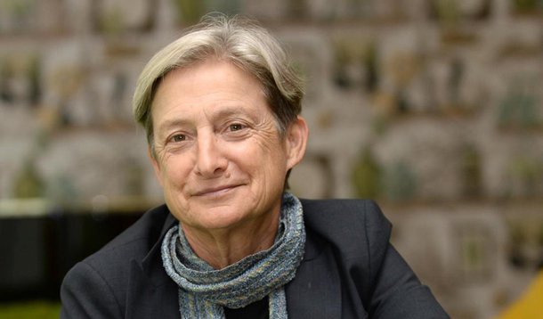A filósofa Judith Butler, 61 anos, foi agredida nesta sexta-feira, 10, ao embarcar no Aeroporto de Congonhas, em São Paulo; escritora estava na área de check-in quando foi perseguida por uma mulher que segurava um cartaz com a foto desfigurada de Butler e gritava repetidos xingamentos, além de empurrá-la; a mesma agressora também proferiu insultos racistas à atriz/MC Danieli Lima, 30 anos, que tentou intervir ao perceber a violência contra a filósofa; episódio foi confirmado pela Infraero; a atriz registrou Boletim de Ocorrência por racismo