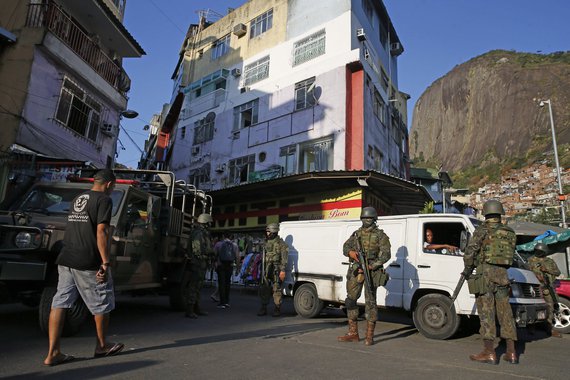 Meia hora após a saída das Forças Armadas da Rocinha, o Comando de Operações Especiais (COE) da PM montou uma base avançada na UPP da comunidade, de onde serão conduzidas às ações contra o tráfico de drogas na região; o COE é formado pelos batalhões de Operações Especiais (Bope), de Choque e de Ações com Cães, e sua equipe ficará por tempo indeterminado na Rocinha