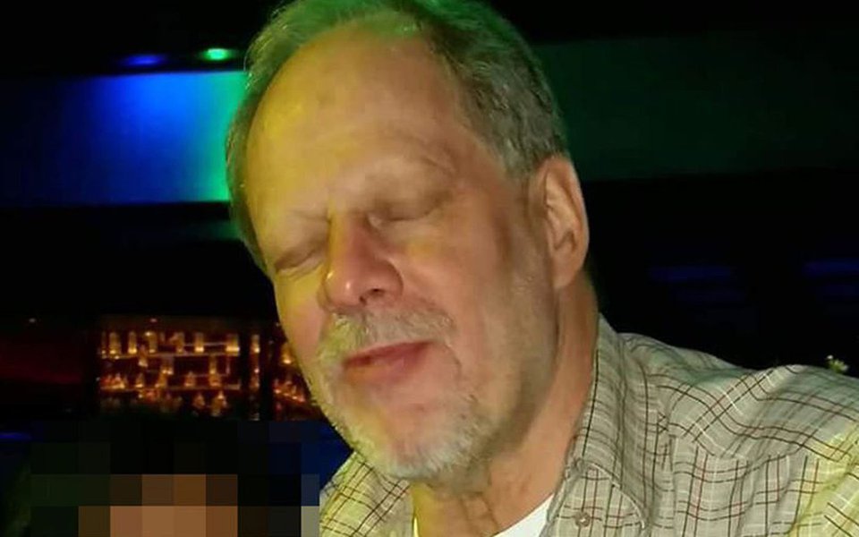 A polícia de Las Vegas confirmou que o autor do ataque contra um show de música country nas proximidades do Mandalay Bay Casino é Stephen Paddock; de acordo com o xerife Joe Lombardo, Paddock é um homem branco, norte-americano, de 64 anos. Ele atirou do 32º andar do cassino, contra o público de 40 mil pessoas que assistia, do lado de fora do prédio, ao festival "Route 91 Harvest Festival"