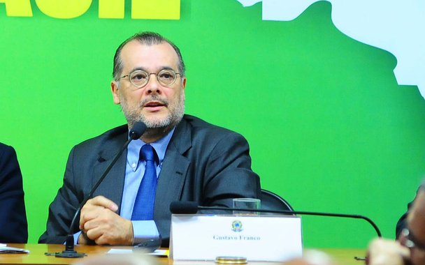 Insatisfeito com os rumos do PSDB, o economista Gustavo Franco, um dos idealizadores do Plano Real, acaba de deixar os tucanos e se filiar ao Partido Novo; nesta quarta-feira (27), o Novo informou, em nota, que o ex-presidente do Banco Central no governo Fernando Henrique Cardoso (PSDB) passará a presidir a fundação do partido, função na qual será responsável por elaborar o programa de governo para a campanha de 2018; outros economistas tucanos ligados à formulação do Real devem segui-lo, como Elena Landau  e Edmar Bacha; em agosto, eles fizeram um apelo à direção tucana pedindo o desembarque do governo Michel Temer (PMDB)