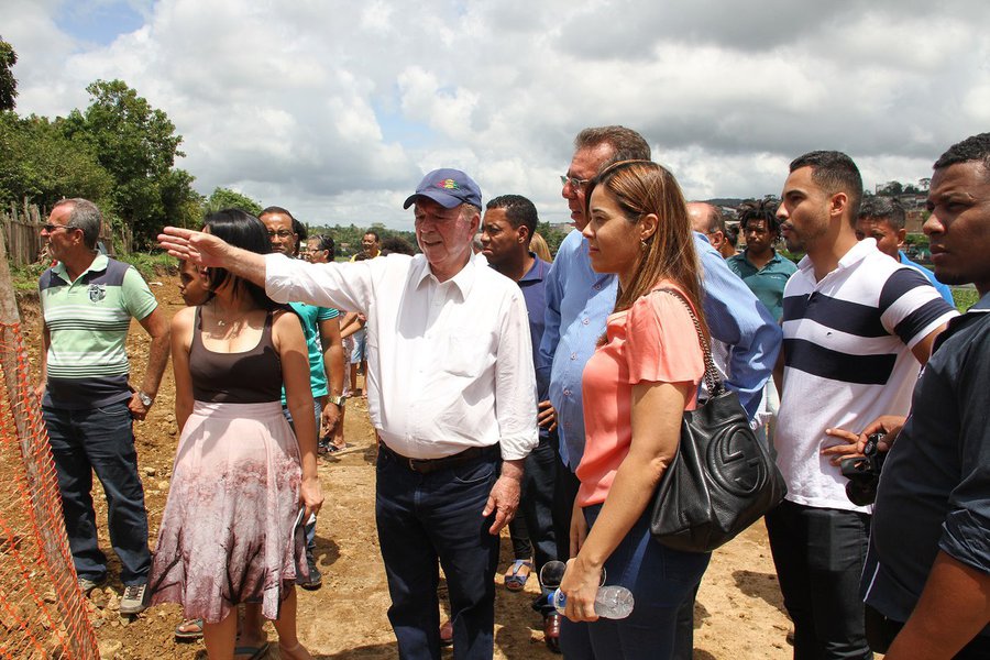 Em discurso na Câmara Municipal de Aurelino Leal, no sul da Bahia, a presidente da Fundação Luís Eduardo Magalhães, Maria Quitéria, criticou o governo de Michel Temer por estar "retaliando politicamente o governo estadual" com o bloqueio de verbas destinadas a obras na Bahia; ela citou os R$ 600 milhões que estão bloqueados no Bando do Brasil "por pressões de políticos da oposição baiana", o que segundo Quitéria "é à volta da forma mesquinha de se fazer politica no estado onde os interesses pessoais de grupos são mais importantes que os legítimos interessem do povo"