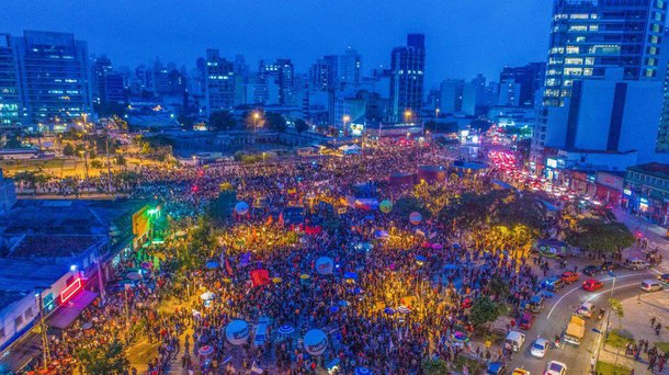 "A greve geral da última 6ª feira, que paralisou parcela relevante e majoritária do país, aprofundou também o fosso que aparta a mídia tradicional brasileira do Brasil real. Veículos como a Rede Globo (TVs aberta e fechada, suas rádios, jornais e sites), TV Bandeirantes e sua rádio, jornais O Estado de S. Paulo, Correio Braziliense e muitos outros títulos regionais parecem habitar um bloco de gelo que já se separou do continente e navega num mar de rosas particular", analisa o jornalista Luís Costa Pinto em artigo