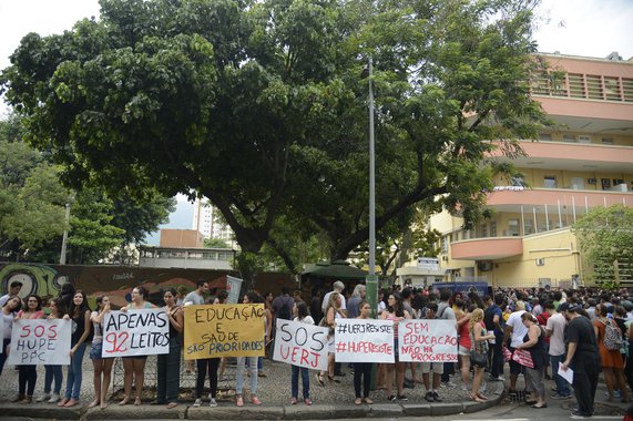 De acordo com a direção do hospital, os 200 leitos para internação da unidade serão reduzidos a 100; apesar das dificuldades financeiras da UERJ, ainda são realizados 100 mil procedimentos ambulatoriais e 500 cirurgias por mês - esses números devem ser reduzidos em 40%