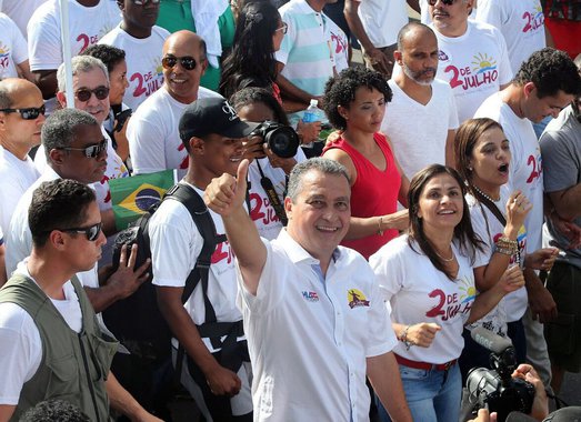 Embora tenha sido bem recebido pelo povo nos festejos do 2 de Julho, o governador Rui Costa evitou falar sobre as eleições de 2018 durante o cortejo cívico; argumentando que o País passa por um processo de instabilidade política e de indefinição de regras, Rui disse que não tem porque antecipar o debate político; "É muito cedo para falar em eleições. Toda vez que falo isso vocês acham que estou fugindo do tema, mas não é. É que todas as coisas no Brasil estão muito indefinidas, o cenário político é muito adverso para fazer qualquer expectativa para o ano que vem", disse o governador. Segundo ele, não se sabe sequer quais são as regras eleitorais para entrar na disputa do próximo ano