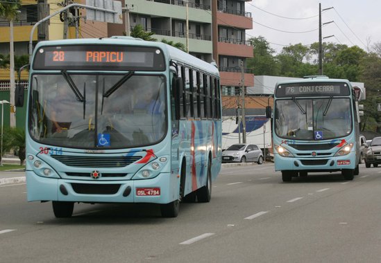Homem não identificado ejaculou em duas mulheres no interior de um ônibus que fazia a linha Parangaba/Papicu. De acordo com a Secretaria de Segurança Pública e Defesa Social do Ceará (SSPDS), mulheres foram alertadas por outras passageiras que viram quando o desconhecido ejaculou sobre elas; apesar da reação dos passageiros, que tentaram prender o abusador, o suspeito conseguiu fugir; caso está sendo investigado pela Delegacia Especializada de Defesa da Mulher de Fortaleza