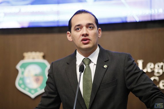 O deputado estadual Danniel Oliveira (PMDB), sobrinho do presidente do Senado, Eunício Oliveira (PMDB) afirmou que a relação entre o senador e o governador Camilo Santana (PT) vem sendo “amenizada” pelo bem do Ceará. “Acho que o Eunício está fazendo o que deve ser feito da forma mais exemplar possível, trabalhando e trazendo aquilo que é bom para o Estado do Ceará. Obviamente, a relação (com Camilo) com isso ameniza, tira qualquer rancor que pode acontecer por um bem maior”, declarou. Sobre uma possível aliança no próximo ano, o parlamentar preferiu desconversar. “Eu prefiro me preocupar em deixar 2018 para 2018”