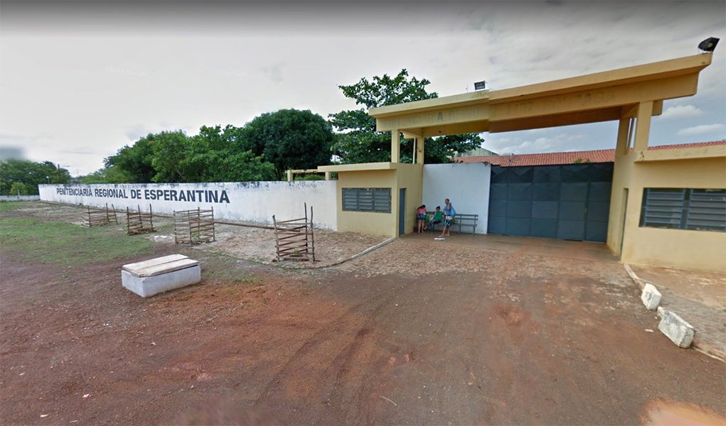 A Secretaria de Justiça do Piauí (Sejus) divulgou o número de presos que foram recapturados após duas fugas na Penitenciária Regional Luiz Gonzaga Rebelo, em Esperantina; até o momento 41 presos foram recapturados e 44 continuam foragidos; a primeira fuga ocorreu no dia 6 de outubro, após rebelião, 75 detentos conseguiram fugir; no domingo (8), mais 10 presos fugiram do pavilhão C da penitenciária; relatos publicados no Piauí Hoje