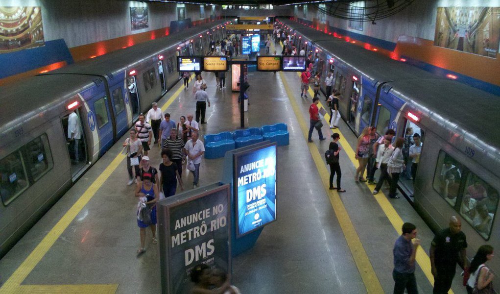 O MetrôRio, concessionária que administra a malha metroviária do Rio, anunciou nesta segunda-feira (13) que terá um esquema especial de funcionamento durante os cinco dias de Carnaval; os trens circularão sem interrupção a partir das 5h de sexta-feira (24) até as 23h de terça-feira (28), com extensão de embarque nas estações Praça Onze e Central até as 3h de quarta-feira (1º), em virtude do desfile das escolas mirins