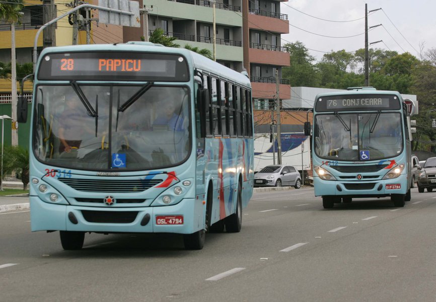 Homem não identificado ejaculou em duas mulheres no interior de um ônibus que fazia a linha Parangaba/Papicu. De acordo com a Secretaria de Segurança Pública e Defesa Social do Ceará (SSPDS), mulheres foram alertadas por outras passageiras que viram quando o desconhecido ejaculou sobre elas; apesar da reação dos passageiros, que tentaram prender o abusador, o suspeito conseguiu fugir; caso está sendo investigado pela Delegacia Especializada de Defesa da Mulher de Fortaleza