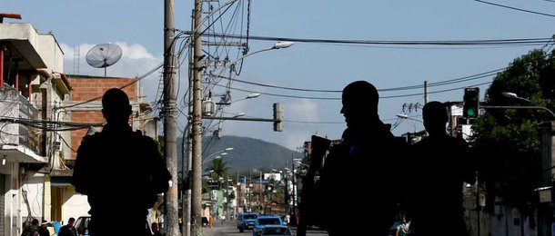 O Comando de Operações Especiais da PM faz nesta segunda-feira uma operação contra o tráfico de drogas no Complexo da Maré, zona norte do Rio; ação da PM se concentra nas favelas Nova Holanda e Parque União; há operações também da PM na Vila Kennedy, na zona oeste e no morro do Cajueiro, em Madureira, na zona norte; a Secretaria Municipal de Educação informa que unidades escolares no Complexo de Maré, Vila Kennedy e Cajueiro estão sem atendimento nesta segunda-feira; são 19 escolas, 6 creches e 11 Espaços de Desenvolvimento Infantil e 13.160 alunos sem aulas