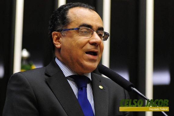 O juiz do Distrito Federal Valter Bueno Araújo autorizou que o deputado federal Celso Jacob (PMDB-RJ), preso em Brasília, frequente as sessões da Câmara dos Deputados; o parlamentar, que está em regime semiaberto, foi condenado pelo STF a 7 anos e 2 meses de prisão por falsificação de documento público e dispensa indevida de licitação em 2002 para construção de uma creche, quando era prefeito de Três Rios (RJ)