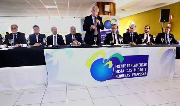 Aumentar a oferta e reduzir o custo do crédito para os pequenos negócios; esse será um dos principais objetivos do Projeto de Lei Complementar (PLP) 341/2017, que foi apresentado pela Frente Parlamentar Mista das Micro e Pequenas Empresas; o texto aguarda a liberação da presidência da Câmara dos Deputados para começar a ser discutido em Comissão Especial; a proposta estipula que os bancos deverão cobrar juros mais baixos do que os praticados pelo mercado quando emprestarem dinheiro para os pequenos negócios e que deverão simplificar e agilizar o trâmite para a concessão