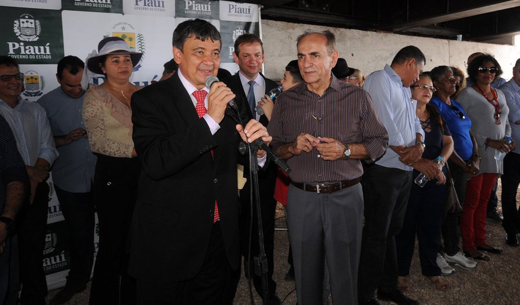 O governador do Piauí, Wellington Dias, durante evento, não perdeu a oportunidade de pregar a união dos políticos, independente do partido, para desenvolver o estado; "Eu sou daqueles que acredita que não é possível a democracia sem o desenvolvimento da política. E é essa maturidade que vive o Piauí, com tantos líderes de partidos, que na hora que precisa da Câmara Municipal, estamos juntos, assim como a Assembleia Legislativa. Integrado com o Congresso Nacional, a Câmara Federal e o Senado Federal, disse o governador; ele também revelou que, somados todos os recursos das obras, o Piauí investe R$ 1,4 bilhão, de acordo com reportagem no Piauí Hoje