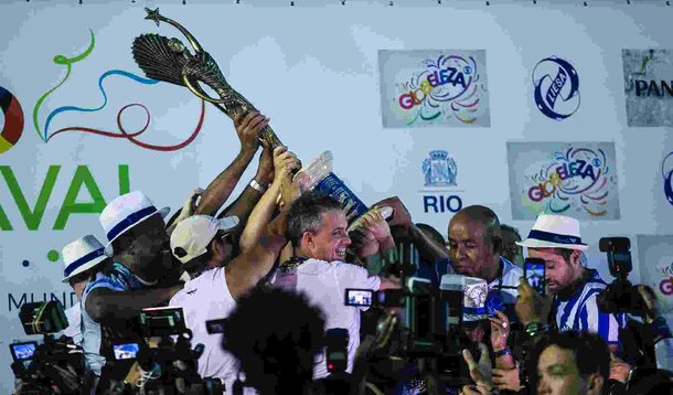 Após quebrar o jejum de 33 anos sem um título do carnaval carioca, a Portela levou a comunidade às ruas de Oswaldo Cruz e Madureira, na zona norte do Rio, para festejar o título de número 22; a quadra da escola e as ruas no entorno ficaram tomadas de portelenses, eufóricos com o título; na quadra, gritos de “a campeã voltou”, além do samba deste ano e de canções antigas cantados em coro pela multidão
 