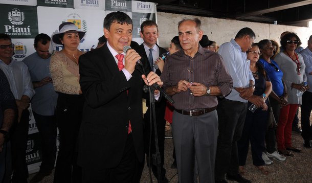 O governador do Piauí, Wellington Dias, durante evento, não perdeu a oportunidade de pregar a união dos políticos, independente do partido, para desenvolver o estado; "Eu sou daqueles que acredita que não é possível a democracia sem o desenvolvimento da política. E é essa maturidade que vive o Piauí, com tantos líderes de partidos, que na hora que precisa da Câmara Municipal, estamos juntos, assim como a Assembleia Legislativa. Integrado com o Congresso Nacional, a Câmara Federal e o Senado Federal, disse o governador; ele também revelou que, somados todos os recursos das obras, o Piauí investe R$ 1,4 bilhão, de acordo com reportagem no Piauí Hoje
