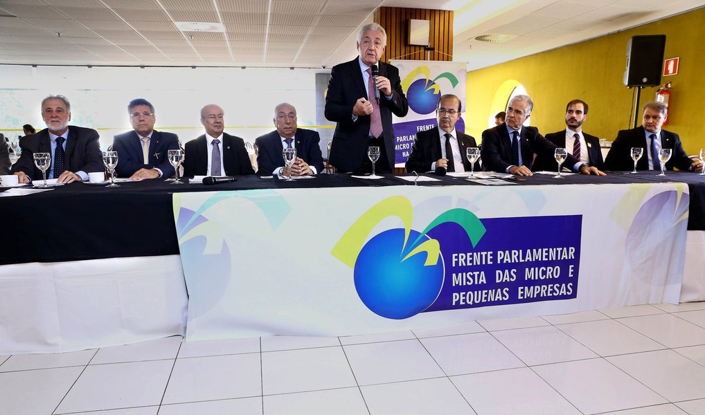 Aumentar a oferta e reduzir o custo do crédito para os pequenos negócios; esse será um dos principais objetivos do Projeto de Lei Complementar (PLP) 341/2017, que foi apresentado pela Frente Parlamentar Mista das Micro e Pequenas Empresas; o texto aguarda a liberação da presidência da Câmara dos Deputados para começar a ser discutido em Comissão Especial; a proposta estipula que os bancos deverão cobrar juros mais baixos do que os praticados pelo mercado quando emprestarem dinheiro para os pequenos negócios e que deverão simplificar e agilizar o trâmite para a concessão