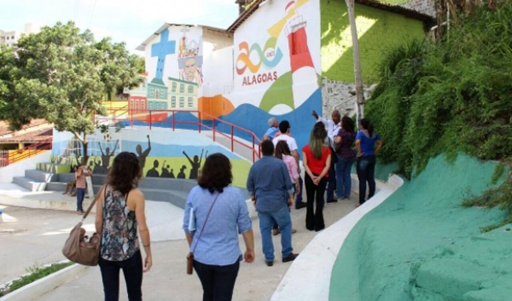 O governador Renan Filho e secretários vão participar de uma visita técnica a Medellín, na Colômbia; eles vão conhecer as experiências do Programa das Nações Unidas para Assentamentos Humanos (ONU-Habitat) e vão compartilhar os bons resultados obtidos pelo programa em Alagoas; "Vamos trocar experiências, apresentar o que fazemos aqui, observar os que eles fazem de bom lá, como forma de aperfeiçoar o nosso programa, que é um grande sucesso e já está em 31 comunidades. Nosso objetivo é chegar a todas as grotas de Maceió até o final do ano que vem”, disse o governador