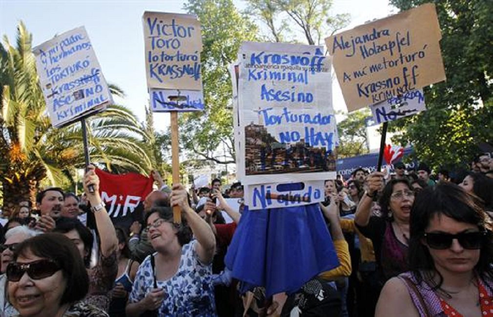 A Justiça chilena condenou 11 agentes da ditadura de Augusto Pinochet (1973-1990) à prisão pelos desaparecimentos de dois militantes do MIR (Movimento da Esquerda Revolucionária) em 1974; os 11 agentes da DINA (Direção de Inteligência Nacional), o serviço secreto da ditadura, foram considerados responsáveis pelos sequestros qualificados de María Inés Alvarado Börgel e Martín Elgueta Pinto, ambos com 21 anos no dia em que foram detidos pelos agentes, 15 de julho de 1974, em Santiago, capital chilena