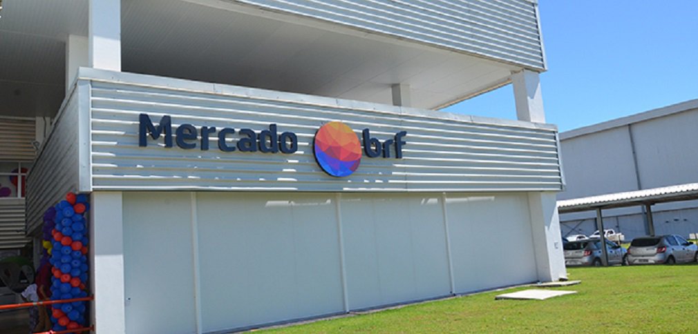 A empresa de alimentos BRF informou neste sábado que recebeu autorização para reativar a fábrica da cidade de Mineiros e que pretende reiniciar nos próximos dias os trabalhos na unidade paralisada pelos desdobramentos da operação Carne Fraca; "A BRF informa que foi autorizada a retomar as atividades em sua unidade de Mineiros. Os trabalhos devem ser reiniciados nos próximos dias", afirmou a empresa em comunicado à imprensa