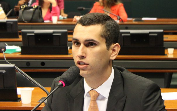 O presidente regional do PSD, deputado federal Domingos Neto, vem defendendo o nome de Eunício Oliveira para encabeçar a chapa de oposição contra a reeleição do governador Camilo Santana (PT) em 2018. Para o parlamentar, Eunício leva vantagem por ter disputado o pleito de 2014 com o governador Camilo Santana (PT), por ser presidente do Congresso Nacional e por integrar a base aliada do governo Michel Temer