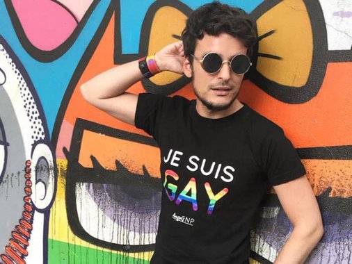 
Na mensagem direcionada ao jornalista Fernando Oliveira, apresentador do Estação Plural, da TV Brasil, do Mulheres, da TV Gazeta, e colunista do Agora São Paulo, o criminoso diz que dará tiros nele com uma arma calibre 38, devido à sua orientação sexual. "Viado, aberração, safado, pilantra, doente mental, ou apenas "Fernando" eu já anotei T-O-D-O-S os seus horários, e irei descarregar meu 38 em ti. odeio viados, são promíscuos,  e um poço de aids. Não adiante fugir ou se esconder (muito menos abrir b.o)", diz o email
