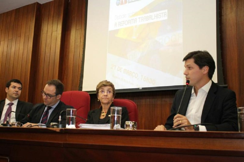 OAB-Goiás realizou debate sobre a Reforma Trabalhista, com presença do presidente da Comissão que discute o tema na Câmara, o deputado goiano Daniel Vilela (PMDB) e a ministra do TST, Delaíde Arantes, que defendeu uma reforma sindical antes da trabalhista; ““O Brasil tem grandes sindicatos, mas a representação atual não dá conta de dar efeitos aos acordos coletivos. Sou contra essa reforma", afirmou Delaíde; Daniel Vilela tem feito defesa dos acordo coletivos, que podem beneficiar as empresas em detrimento ao trabalhador