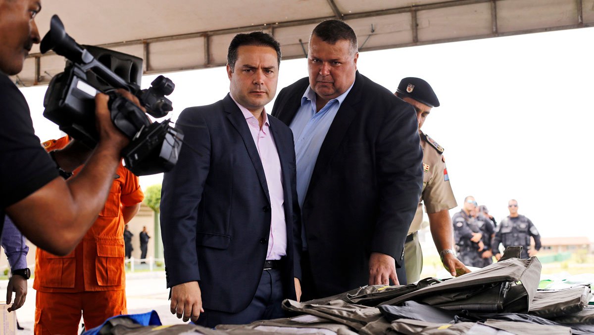 O governador Renan Filho (PMDB) anunciou a convocação de 12 candidatos que foram aprovados no último concurso para o preenchimento de vagas na Polícia Civil; medida só está sendo possível porque houve desistência de recurso judicial, abrindo espaço para a nomeação; "Para convocá-los, precisamos concluir a negociação para conceder o aumento salarial do funcionalismo público. Após este processo, vamos montar o cronograma de acordo com a possibilidade de condições de arcar com esta despesa. Porém, os integrantes da reserva técnica podem ficar tranquilos que espero convocar todos”, disse o governador