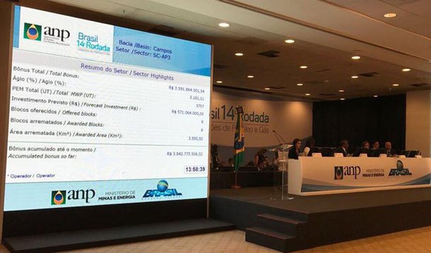 A Agência Nacional do Petróleo (ANP) disse nesta sexta-feira, 27, que a programação a 2ª e a 3ª rodadas dos leilões do pré-sal marcadas para esta sexta (27), no Rio de Janeiro, está mantida, mas que ele só será iniciado quando a liminar que suspendeu o leilão for derrubada; enquanto o governo aguarda uma decisão que libere o leilão, os participantes estão chegando a um hotel na Barra da Tijuca, no Rio de Janeiro, onde o certame será realizado