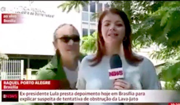 Blogueiro Rodrigo Grassi, conhecido como Rodrigo Pilha e titular do blog Botando Pilha, fez um protesto contra a Globo nesta terça-feira, 14; Pilha gritou "Globo golpista" durante reportagem ao vivo da jornalista Raquel Porto Alegre para a Globonews. A repórter falava sobre o depoimento do ex-presidente Luiz Inácio Lula da Silva em Brasília quando o blogueiro apareceu por trás dela e protestou contra a emissora da família Marinho; assista acima 