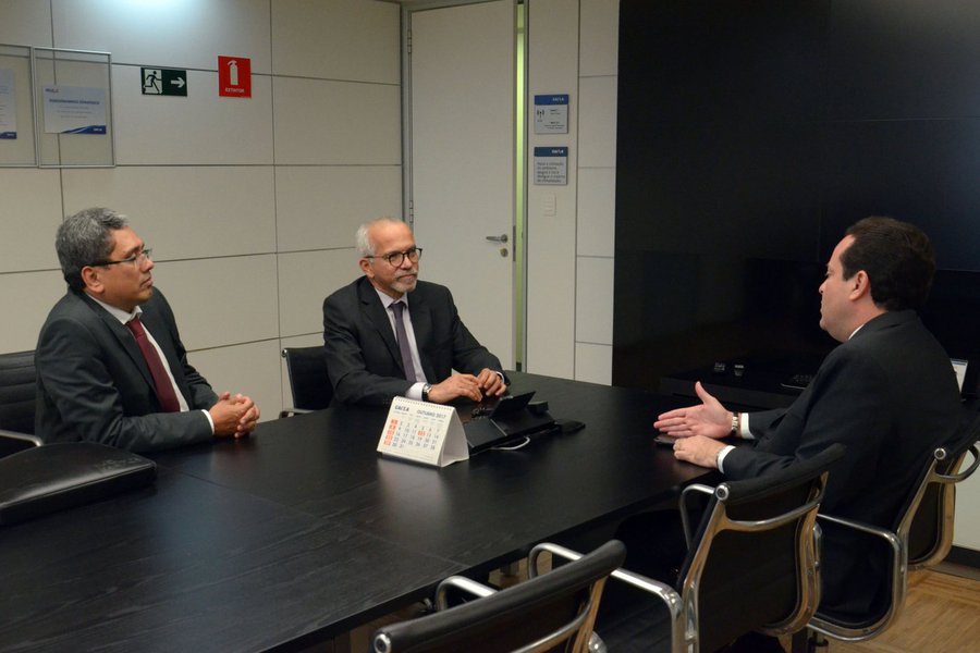 Em Brasília, o prefeito Edvaldo Nogueira participou de reuniões com deputados e senadores para tratar da proposta de emenda impositiva para Aracaju, a ser inserida no Orçamento Geral da União de 2018; “Aproveitei a viagem para percorrer os gabinetes dos deputados federais e senadores sergipanos, para discutir com eles a emenda impositiva que pleiteamos para a nossa capital. Foram boas conversas. Na próxima terça-feira, dia 17, estarei novamente em Brasília para participar da reunião da bancada, quando serão definidas as emendas”, disse Edvaldo