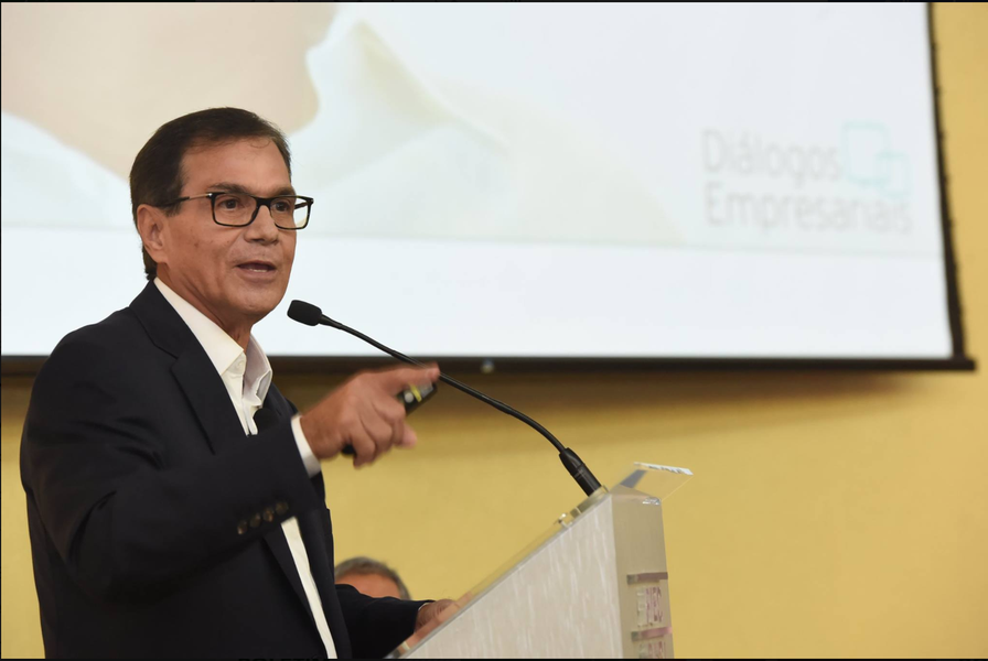 Filiado ao PSDB, o presidente da Federação das Indústrias do Ceará (Fiec), Beto Studart, defende a reeleição do governador Camilo Santana (PT) e não deseja ver o senador Tasso Jereissati (PSDB) na disputa com o petista em 2018. “O Camilo merece reeleição e precisamos fazer com que isso aconteça sem grandes arranhões, em nome do Estado”, afirmou. Para ele, o senador Tasso, que já foi governador em três ocasiões, seria “bem mais útil ao Ceará mantendo-se em Brasília”