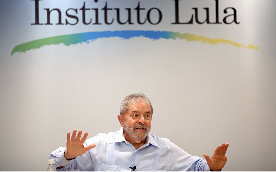 Blog do jornalista Fernando Morais mostra que o juiz substituto da 10ª Vara Federal do Distrito Federal, Ricardo Augusto Soares Leite, que determinou a suspensão das atividades do Instituto Lula, é denunciado pelo Ministério Público Federal e foi afastado de suas funções na operação Zelotes; "O que assusta no caso não é apenas a desfaçatez da decisão tomada a partir da ilação de que o Instituto 'pode ter sido…' isso ou aquilo. Espanta mais a folha corrida de Sua Excelência. É de fazer corar um frade de pedra, como se dizia antigamente", diz Morais