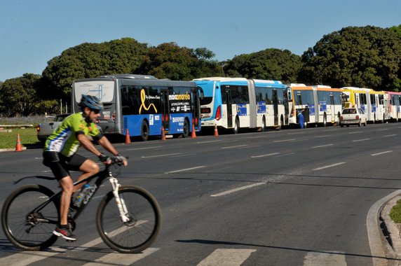 O número de mortos no trânsito do Distrito Federal teve redução de 68,75% em maio deste ano em relação ao mesmo mês de 2016; do dia 1º até o dia 28, foram 15 vítimas fatais, 33 a menos comparado ao mesmo período do ano passado, quando foram 48; o dado foi apresentado no Salão Nobre do Palácio do Buriti, na cerimônia de encerramento do movimento Maio Amarelo na capital federal; desde o início do ano, a redução foi de 73 mortes em comparação ao mesmo período do ano passado