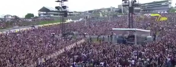 Músicos da banda de rock norte-americana Cage The Elephant fizeram um uníssono grito de guerra “OLÊ OLÊ OLÊ OLÁ LULA LULA”, ao fim da apresentação do grupo no festival de música Lollapalooza; o vocalista da banda, Matt Shultz, mergulhou diversas vezes na plateia e fez declarações de amor ao Brasil; Outros artistas, como a banda Metallica e o rapper Criolo, fizeram manifestações de apoio a Lula; vídeo