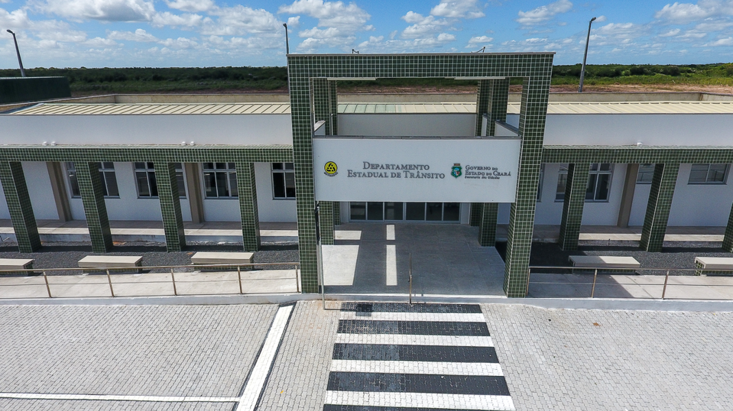 O Governador Camilo Santana (PT) estará em Camocim, neste sábado, onde inaugura a sede da Unidade Regional do Detran e assina ordem de serviço que autoriza o início das obras da Areninha do município. Juntas, as duas obras somam um investimento de quase R$ 4 milhões