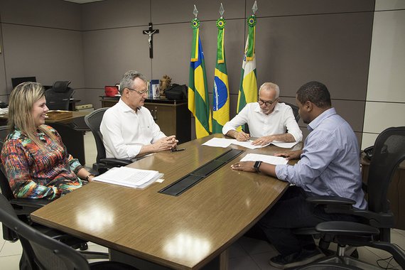 Projeto da prefeitura de Aracaju foi selecionado pelo Banco Interamericano de Desenvolvimento e receberá empréstimo de US$ 75 milhões; o prefeito Edvaldo Nogueira (PCdoB) e John Hobbs, executivo do banco, celebraram o acordo nesta sexta-feira (29); o acordo permitirá obras na capital sergipana