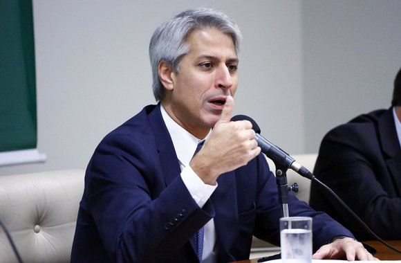 A queda da neutralidade da rede na internet nos EUA já repercute no Congresso brasileiro; a mudança, que acaba com a determinação de que os provedores não podem entregar conteúdo em velocidades diferentes, é proibida no Brasil pelo Marco Civil da Internet; relator da lei no País, o deputado federal Alessandro Molon (Rede-RJ) demonstrou preocupação com a mudança; "A decisão tomada pelos Estados Unidos é um perigo para a internet como a conhecemos: livre, aberta e democrática”