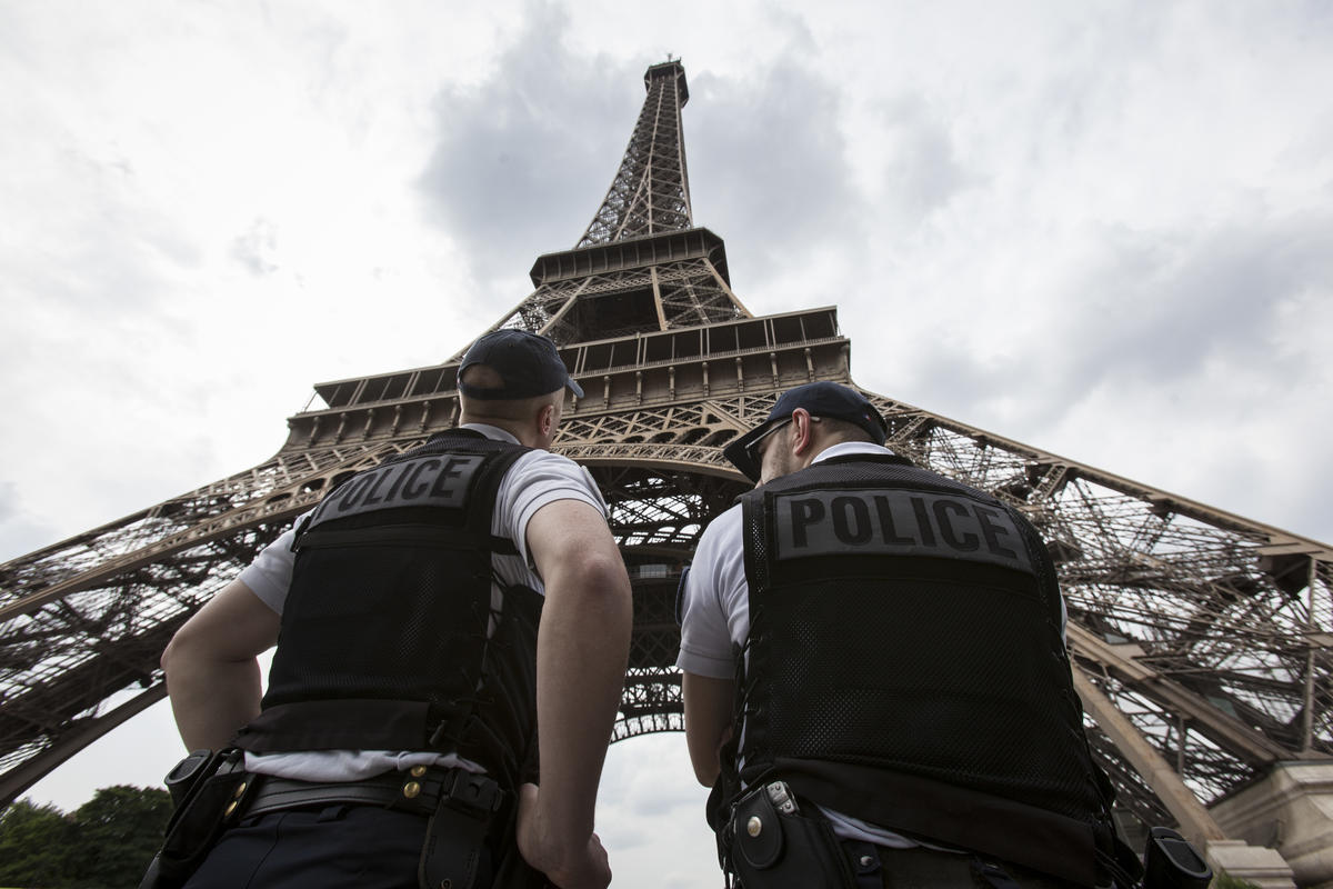 Policiais patrulham a Torre Eiffel, em Paris, após tentativa de ataque terrorista com faca