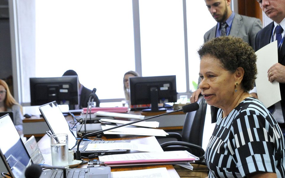 O PT vai para a disputa com os outros partidos da base para manter o direito de indicar duas das quatro vagas majoritárias nas eleições de outubro de 2018; o PT vai brigar pela indicação das candidaturas a governador e a senador, com Wellington Dias e Regina Sousa, que tentam a reeleição; de acordo com a parlamentar, essa é uma questão que caberá ao governador negociar e resolver. "Os partidos vão ter que sentar e resolver. O Partido dos Trabalhadores vai levar a sua decisão para a mesa”, avisou; relato no Piauí Hoje