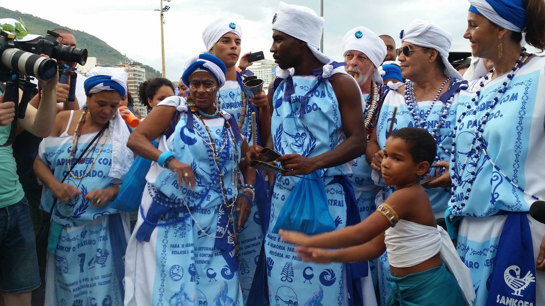 Três grupos de afoxé do carnaval carioca se uniram e fizeram o desfile juntos hoje (27) em Copacabana. O Afoxé Filhos de Gandhi, pioneiro na cidade, chamou os “filhos” Afoxé Raízes Africanas e Afoxé Ilê Alá para o cortejo de azul e branco pela Avenida Atlântida, que saiu por volta de 18h; fundado em 1951, o Filhos de Gandhi é o primeiro afoxé do Rio de Janeiro. Ele foi criado apenas dois anos depois do grupo de Salvador que leva o mesmo nome; “Lá são só homens, aqui o homem continua o cérebro, mas a mulher é o coração. Somos pioneiros no Rio de Janeiro, é o primeiro afoxé da cidade”, afirma a diretora de produção do grupo carioca, Ya Regina