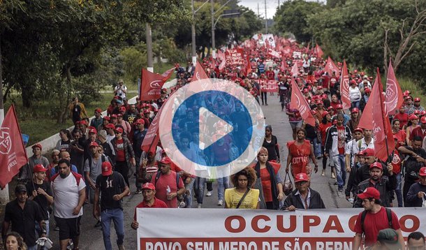 Cerca de 10 mil pessoas que fazem parte da ocupação de um terreno em São Bernardo do Campo, da Frente Povo Sem Medo, saíram nesta manhã em direção à sede do governo de São Paulo, na zona sul da capital, num trajeto de 23 quilômetros; marcha histórica é um protesto por moradias
