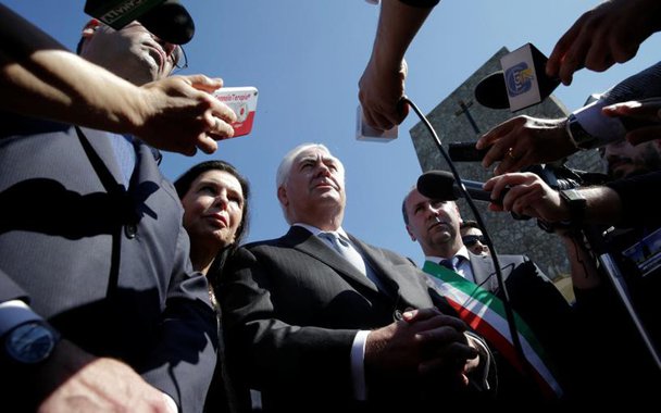 Os Estados Unidos irão se levantar contra qualquer um que cometer crimes contra a humanidade, disse o secretário de Estado norte-americano, Rex Tillerson, nesta segunda-feira, menos de uma semana após Washington ter lançado um ataque com mísseis na Síria em resposta a um suposto ataque químico do governo sírio