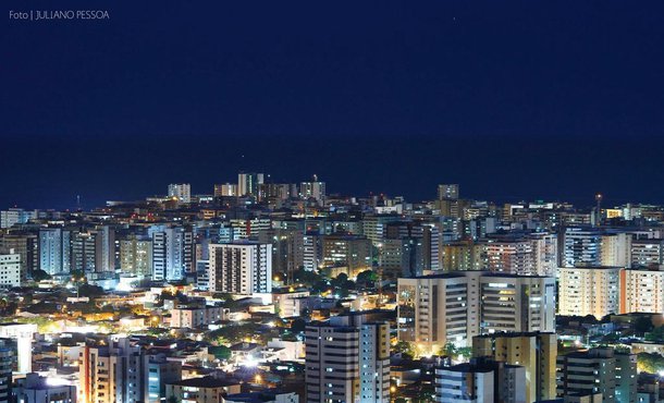 Depois da autorização de reajuste tarifário concedido pela Agência Nacional de Energia Elétrica (Aneel), os consumidores alagoanos vão pagar em média 21,6% mais caro na conta de energia elétrica a partir desta quinta-feira (28); para os consumidores conectados à alta tensão – caso das indústrias –, o aumento será de 23,36%